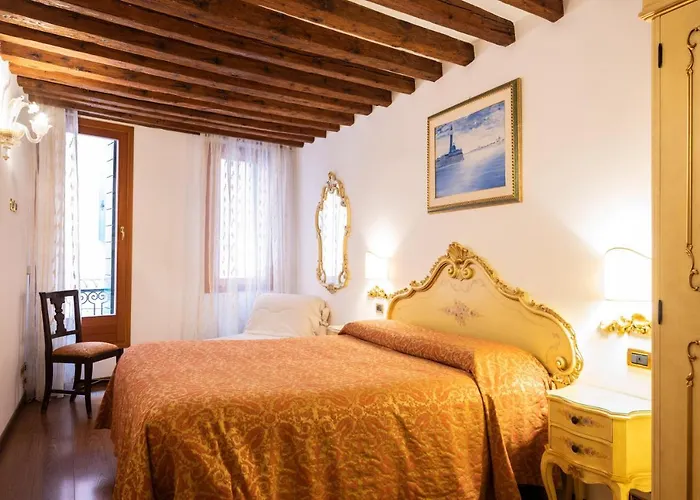 Ca' Pinelli البندقية