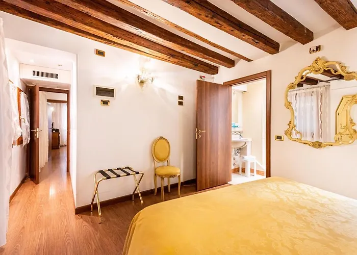 Ca' Pinelli البندقية